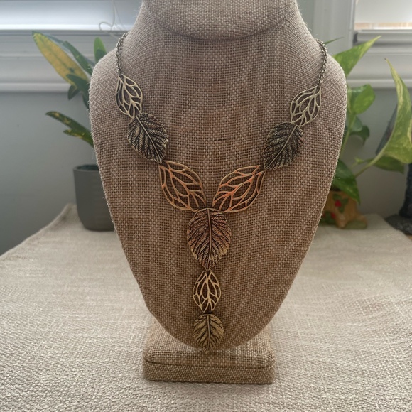 Vintage Style Leaves Necklace - Picture 1 of 4